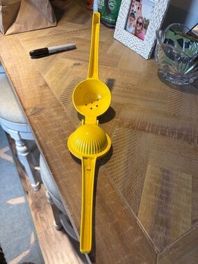 handheld citrus juicer